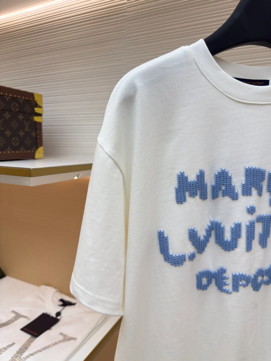 LOUIS VUITTON printed knitted round neck T-shirt ●Authentic product: purchased and developed by 14019 ●Item number: 1680659-A45 ●Fabric: cotton jersey fabric ●Technology: Printed knitted fabric ●Version: fitted version ●Weight: about 295 grams ●Size: XS-S-M-L ●Description: LV The new 2025 SS autumn and winter round neck T-shirt is made of cotton jersey and is carefully made with hook and loop embroidery techniques. It is an easy-to-wear item that can be worn with a jacket in autumn and winter. Playful logo lettering adorns the front and the LV logo is embroidered on the back, completing this beautiful piece! The overall wiring is straight and delicate, the fabric is comfortable and soft, and the color is consistent without color difference. It can be matched with the same style to create a fashionable look and control various occasions. Customized accessories, complete with three standards, same style for men and women!